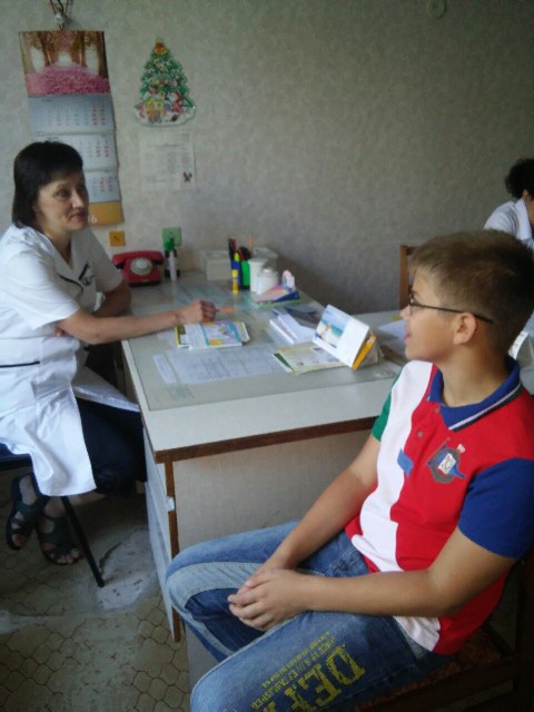 Юний пацієнт ділиться з лікарем-педіатром позитивними враженнями від санаторного лікування в санаторії «Ялинка» взимку 2016 року