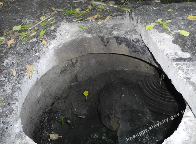 Оглядовий колодязь до очищення