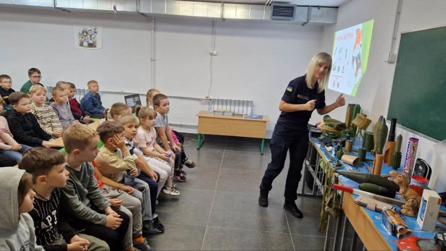 Мінна безпека: рятувальники провели для учнів Гімназії №188 важливий урок