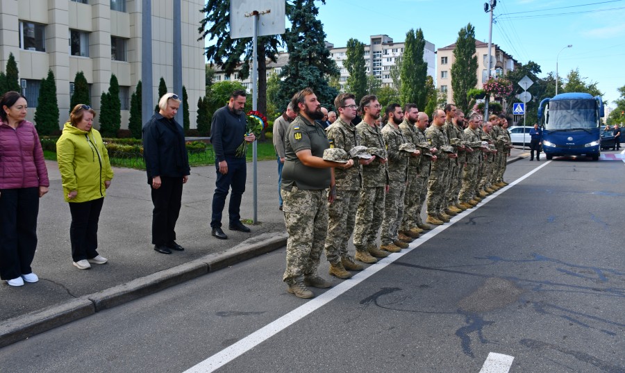 Дніпровський район із сумом проводжає в останню путь Героя Дмитра Кавальчука