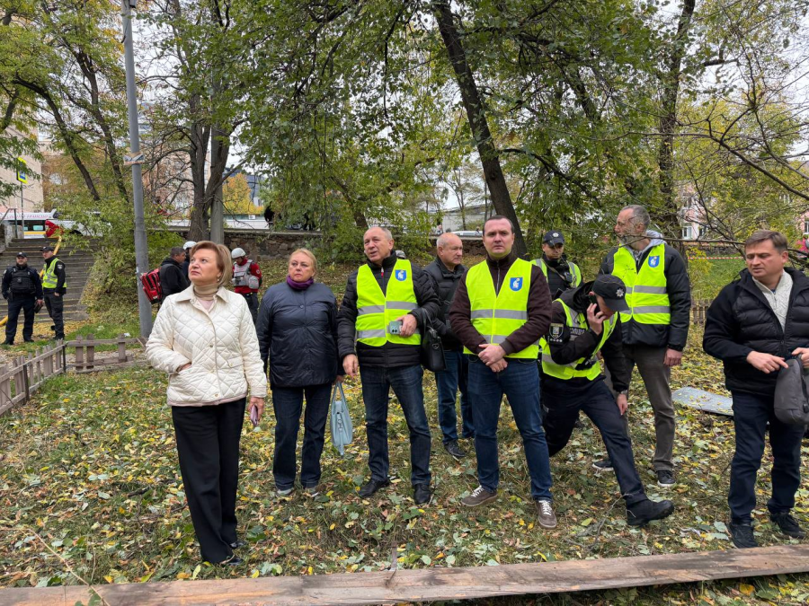 У Печерському районі внаслідок ворожої атаки зафіксовано падіння БпЛА на відкритій території поблизу п’ятиповерхового житлового будинку.
