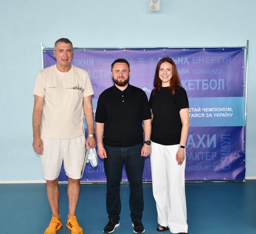 Голова Дніпровської РДА Андрій Паладій привітав юних чемпіонів Києва з баскетболу