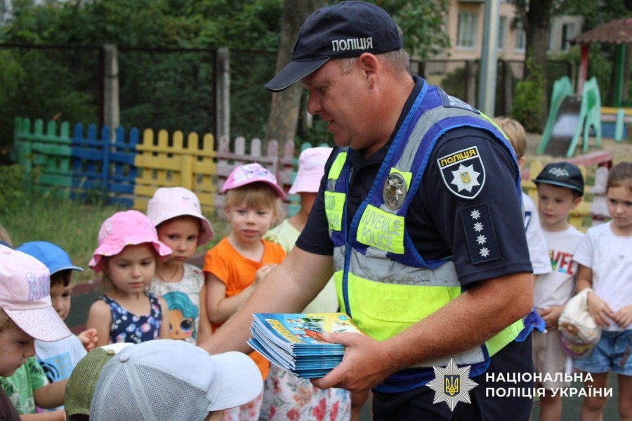Ювенальна поліція Києва провела у Дніпровському районі урок з правил безпеки для вихованців дитячого садка