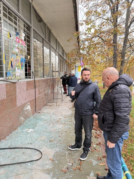 У Дніпровському районі пошкоджено вікна в житлових будинках і медичному закладі, а також нежитлові будівлі