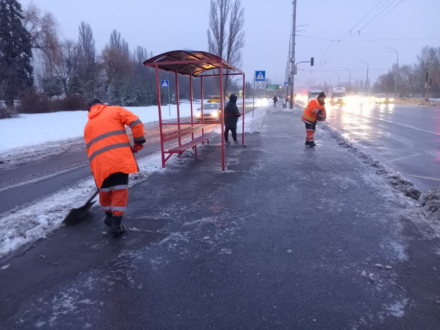 ❄️У столиці триває протиожеледна обробка та розчищення доріг і тротуарів від снігу: задіяні 289 одиниць спецтехніки та 487 працівників підприємств Комунальної корпорації "Київавтодор".