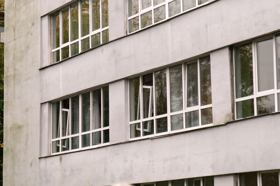 Наслідки масованої атаки 19 жовтня на Солом’янський район: пошкоджене житло та контакти для допомоги