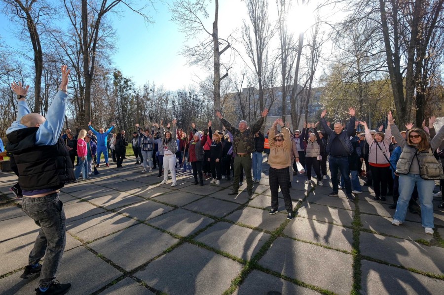 У межах весняного двомісячника з благоустрою в Солом’янському районі провели масштабну толоку на території КНП «Київська міська клінічна лікарня #4»