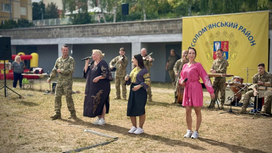 У Солом’янському районі відбувся масштабний благодійний ярмарок на підтримку ЗСУ! Стадіон гімназії №318 «Міленіум» перетворився на справжнє свято для мешканців