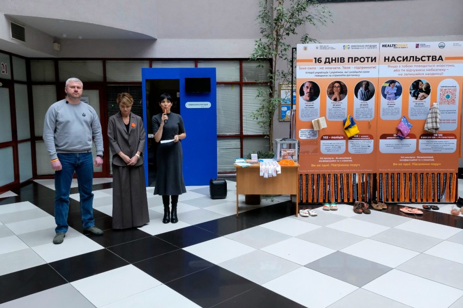 У Солом’янській РДА відкрили стенд-інсталяцію в межах акції «16 днів проти насильства»
