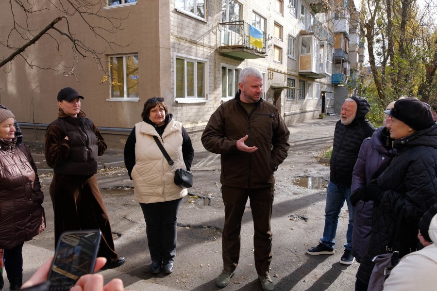 Відновлення триває: у Солом’янському районі встановлюють нові вікна в пошкоджених будинках