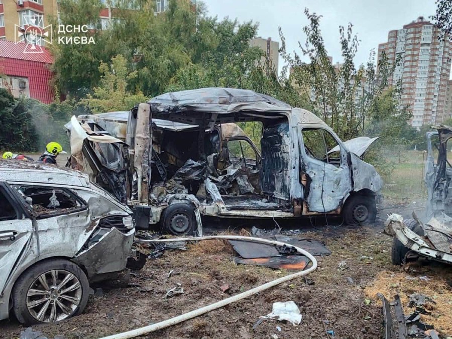 Наслідки ворожої атаки у Дарницькому районі: пошкоджено понад 10 автомобілів