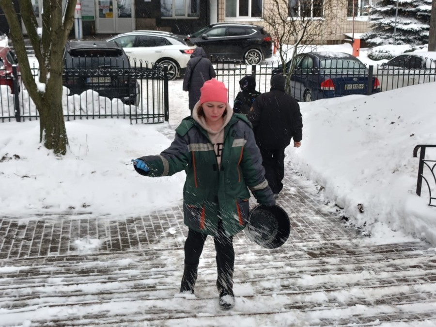 У столиці засніжило — комунальні служби оперативно реагують на складні погодні умови