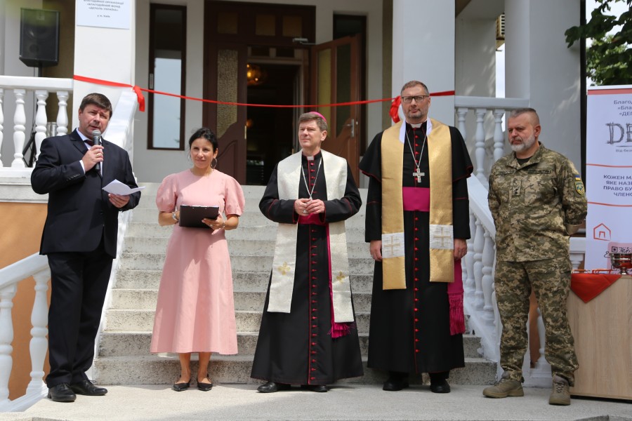 У Києві відкрили новий будинок підтримки для людей, які опинилися без житла від благодійного фонду «Деполь Україна»