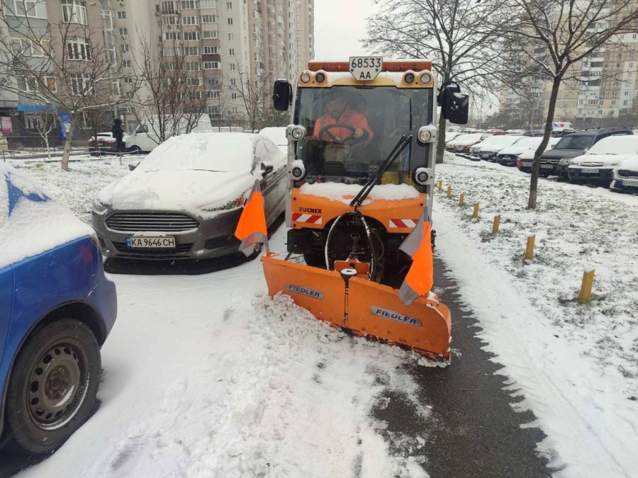 🚨Підприємства Комунальна корпорація "Київавтодор" в активній роботі: завершується  очищення і повторна обробка  вулиць та доріг столиці.