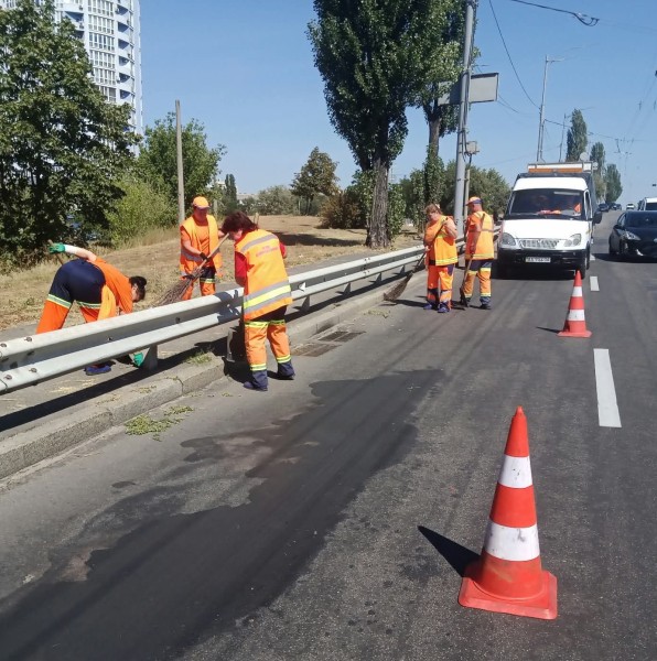 КП ШЕУ Дніпровського району продовжує щоденне прибирання вулиць та громадських просторів