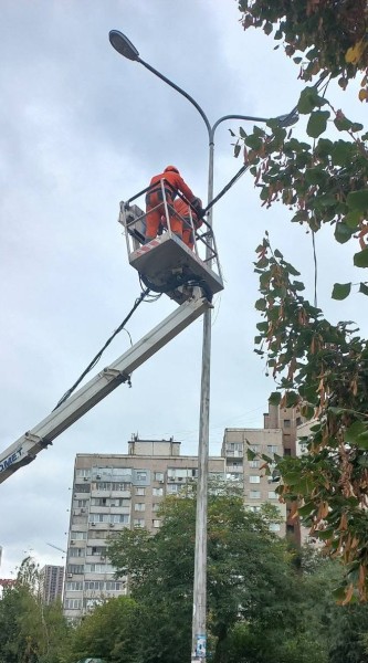 У Дніпровському районі тривають роботи з утримання мереж зовнішнього освітлення