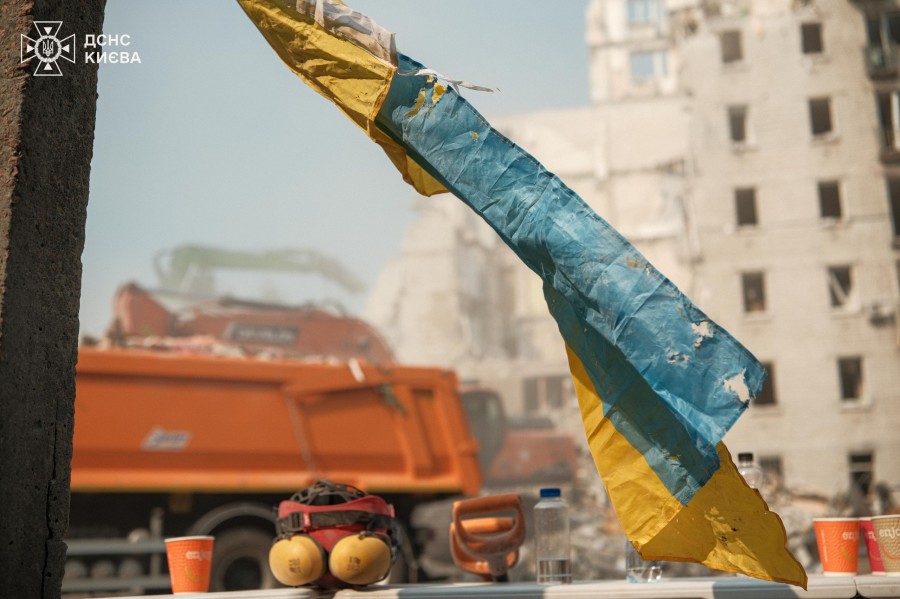 У Києві тривають роботи з ліквідації наслідків російської атаки