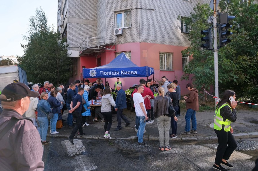 Унаслідок масованої атаки ворога у Солом’янському районі загинули двоє людей, 10 постраждали