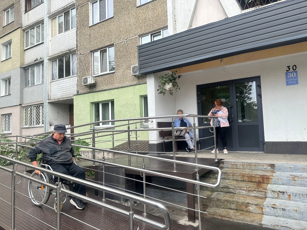 Будинок за адресою: вул. Заболотного, 30 облаштовано пандусом
