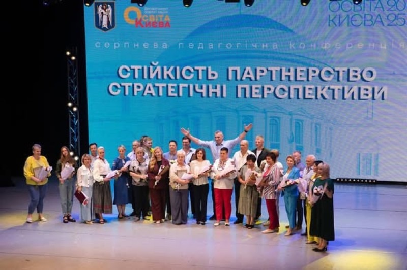 мер києва віталій кличко: сьогодні відбулася традиційна серпнева педагогічна конференція. кращим освітянам вручив відзнаки від столиці.