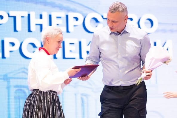мер києва віталій кличко: сьогодні відбулася традиційна серпнева педагогічна конференція. кращим освітянам вручив відзнаки від столиці.