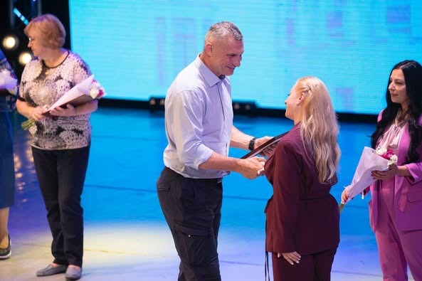 мер києва віталій кличко: сьогодні відбулася традиційна серпнева педагогічна конференція. кращим освітянам вручив відзнаки від столиці.
