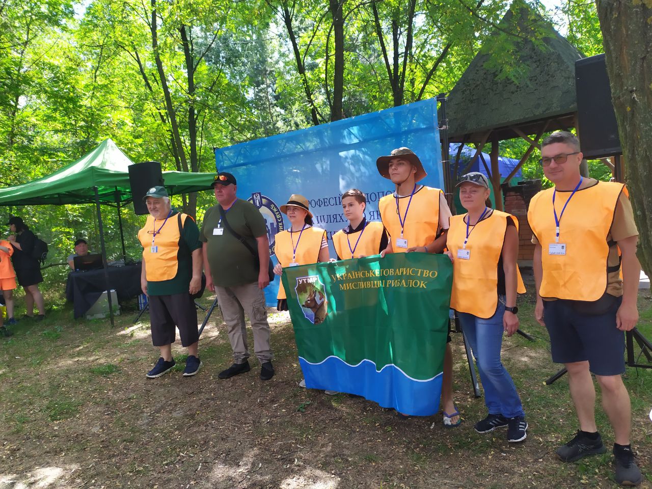 На фото команда суддів