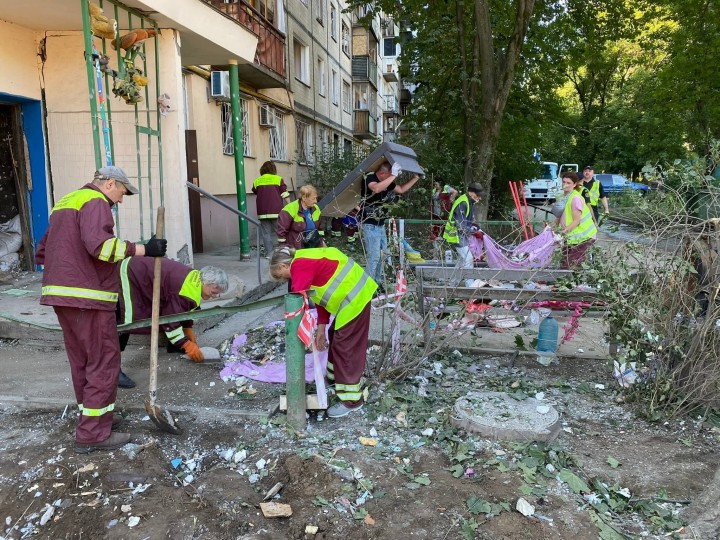 Третій день поспіль комунальні служби Святошинського району працюють намісці прильоту