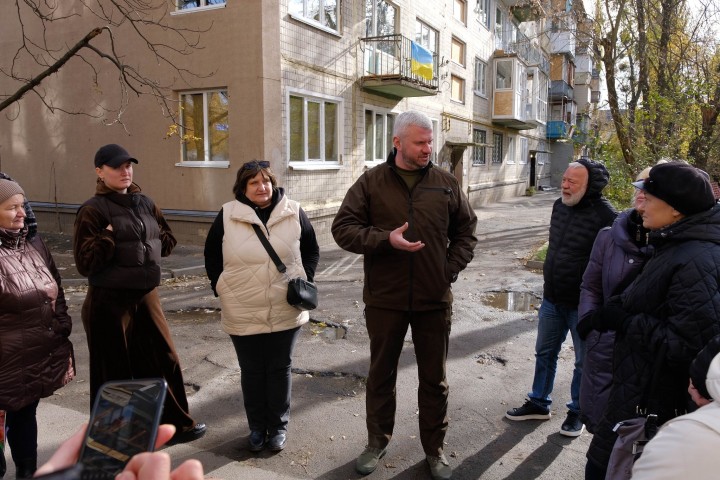 Відновлення триває: у Солом’янському районі встановлюють нові вікна в пошкоджених будинках