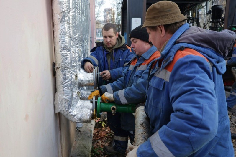мобільні котельні протягом доби забезпечували теплом столичні лікарні, що тимчасово залишились без теплопостачання після обстрілу 25 листопада (+відео)