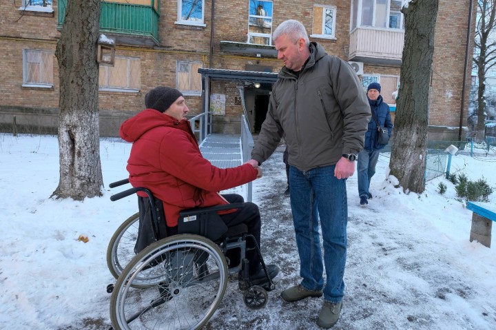 У будинку ветерана за сприяння голови РДА Сергія Мовенка встановили електричну підйомну платформу