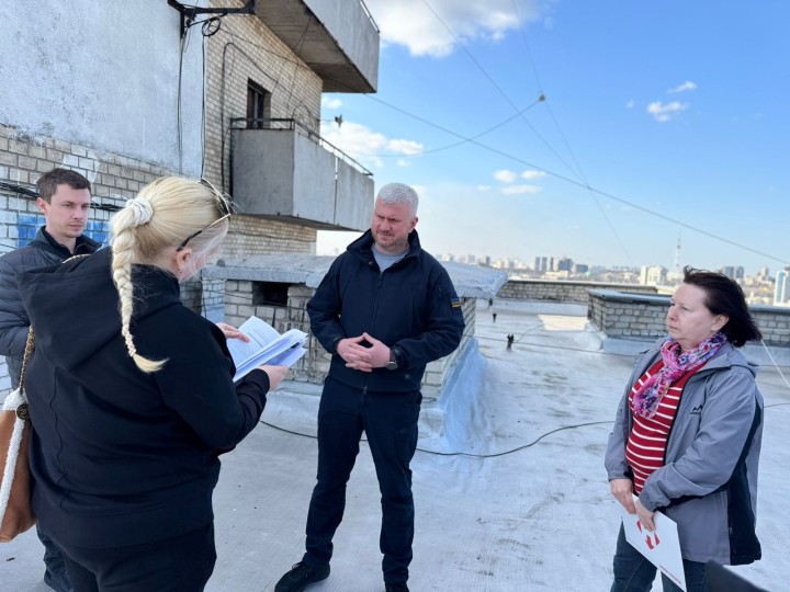 Перевірка капітального ремонту даху на проспекті Повітряних Сил