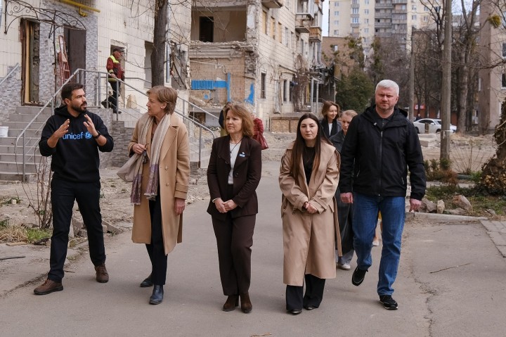 Сергій Мовенко провів зустріч із міжнародними партнерами на місці руйнувань у Солом’янському районі