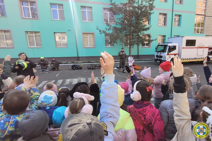 Рятувальники КАРС провели навчально-пізнавальні заняття з питань безпечної поведінки в умовах воєнного стану для учнів 1-10 класів школи в Дніпровському районі міста