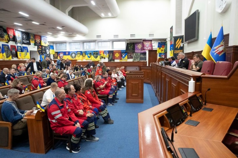 мер києва віталій кличко на початку засідання київради нагородив відзнаками від столиці 36 працівників екстреної медичної допомоги