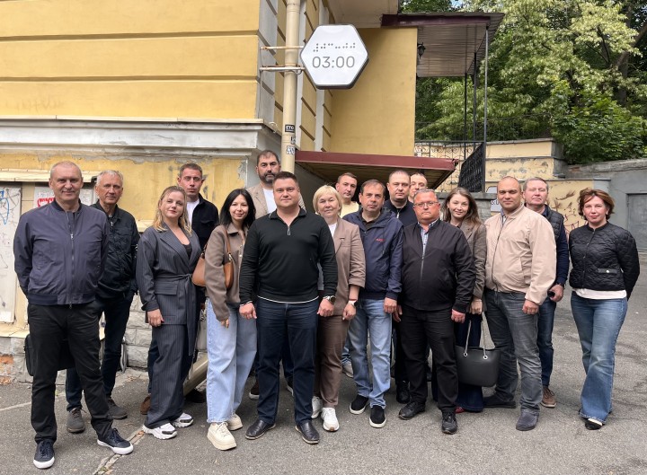 Як зробити рух у столиці зручнішим для людей із порушеннями зору: транспортники обговорили практичні рішення з експертами Музею у темряві «03:00».