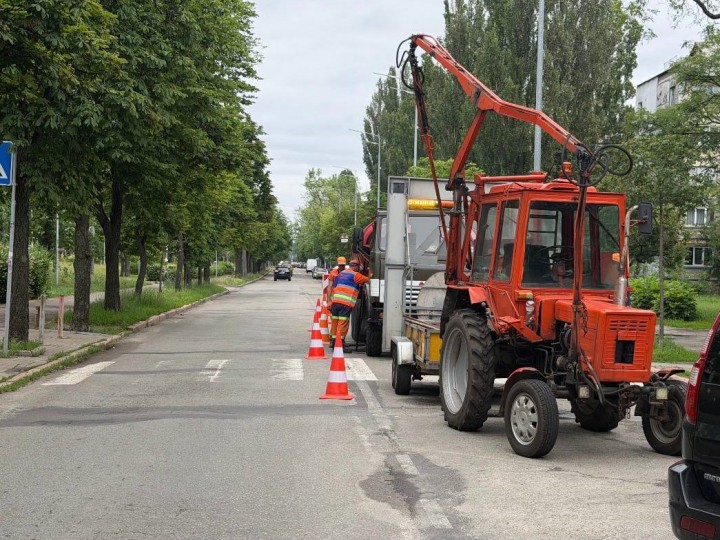 Гідрослужби «Київавтодору» щодня очищають і ремонтують дощову каналізацію: від початку року очистили понад 10 тис. зливоприймачів.