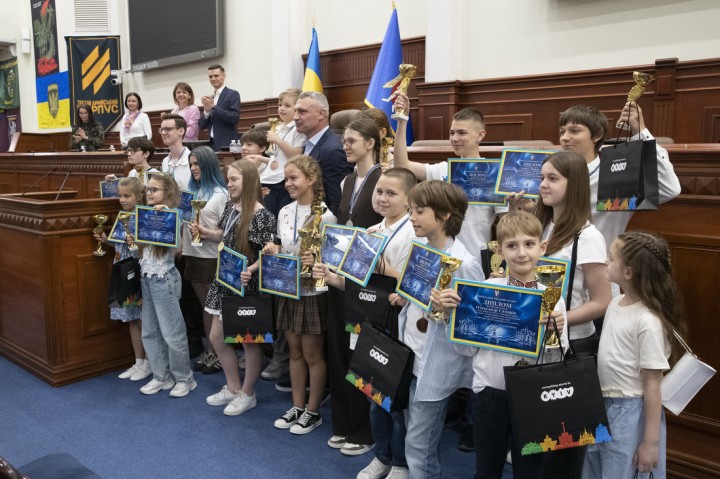 Віталій Кличко нагородив учнів закладів освіти столиці – переможців Х Кубку Київського міського голови з шахів «Кришталева тура»-2026