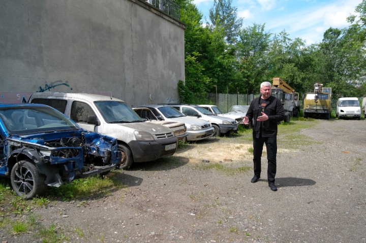 У Солом’янському районі продовжують прибирати покинуті автомобілі