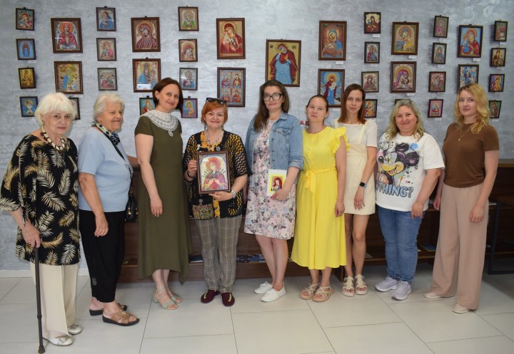 У бібліотеці ім. П. Тичини презентували виставку вишитих ікон Пресвятої Богородиці