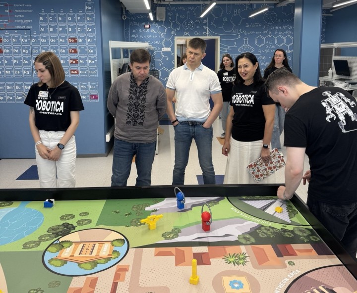 Підтримуємо майбутнє України: візит до ліцею Inventor School та STEM-фестивалю ROBOTICA+ROBOFIRST 2026