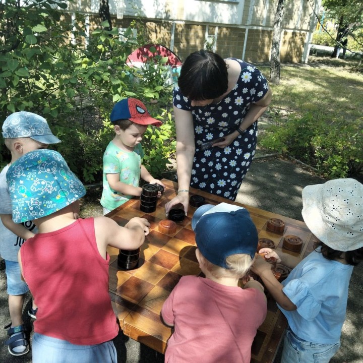 Дошкільнята відкривають світ шахів