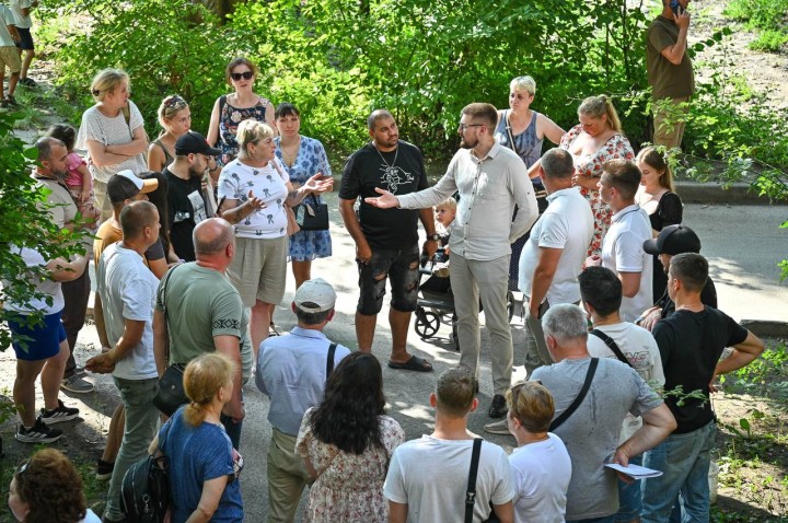 Заступник голови Святошинської РДА Павло Бірюк зустрівся з мешканцями будинків на вулицях Миколи Руденка та Івана Дзюби, пошкоджених унаслідок збройної агресії рф