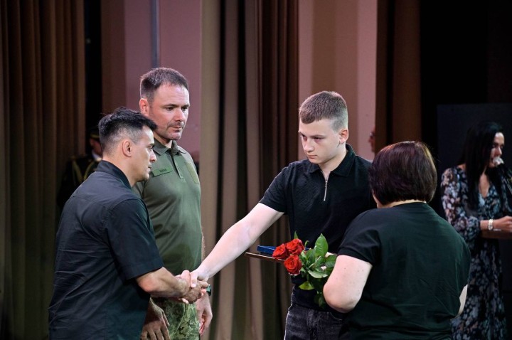 Сьогодні у ЦК «Святошин» рідним героїв були вручені державні нагороди (посмертно)