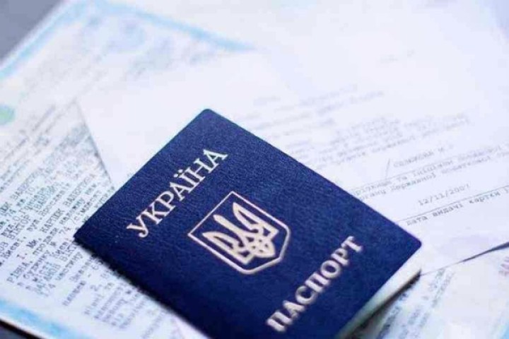 Які документи можуть посвідчити особу, поки оформлюється паспорт громадянина України?