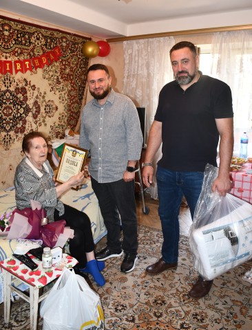 Андрій Паладій привітав жительку Дніпровського району зі сторічним ювілеєм