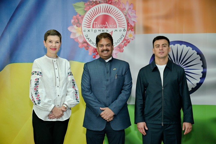 Сьогодні у Київській гімназії східних мов № 1 Георгій Зантарая зустрівся Надзвичайним і Повноважним паном Послом Республіки Індія в Україні Анджані Кумаром