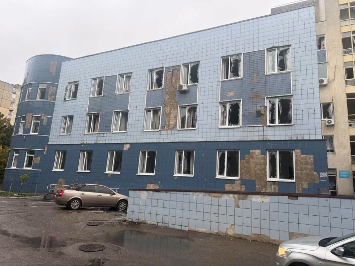 Після російської атаки пошкоджений Подільський КДЦ: пацієнтів приймають у двох центрах первинки