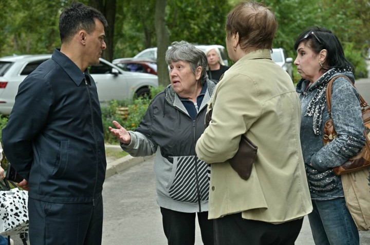 Голова Святошинської РДА Георгій Зантарая провів виїзну зустріч із мешканцями будинку, які звернулися щодо реконструкції вхідної групи