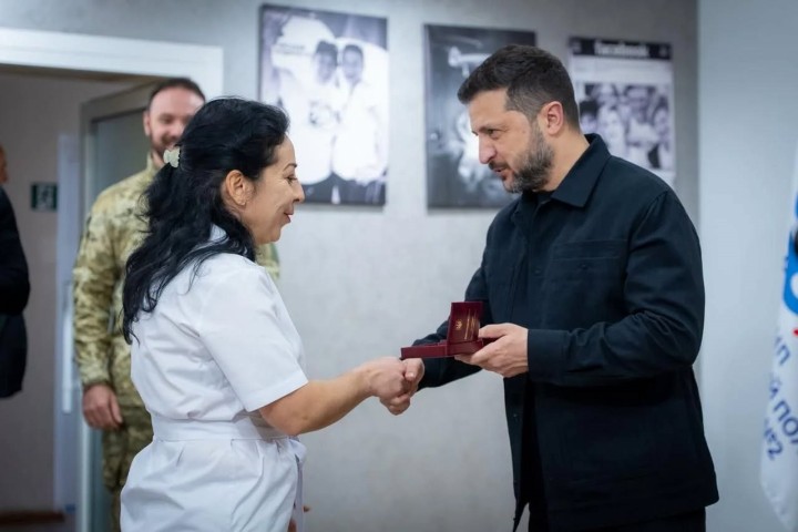 Президент України відвідав київський пологовий, що постраждав від російського обстрілу, та відзначив медиків державними нагородами